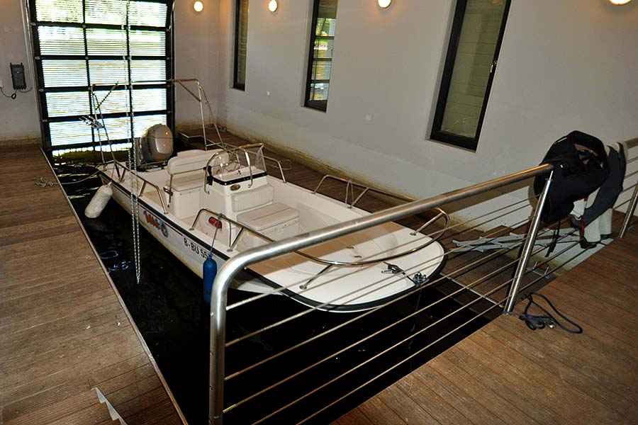 Feste Steganlage mit Schwimmstegen im Bootshaus