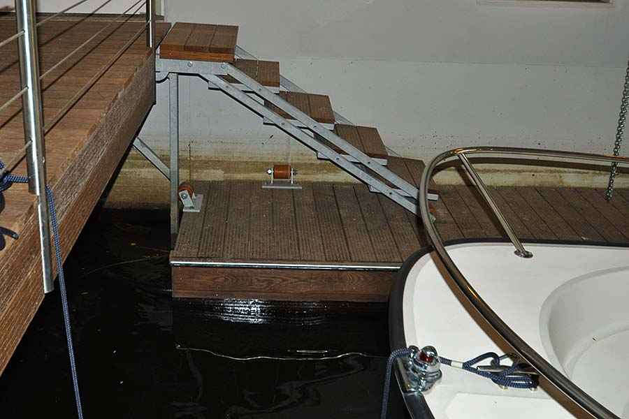 Feste Steganlage mit Schwimmstegen im Bootshaus