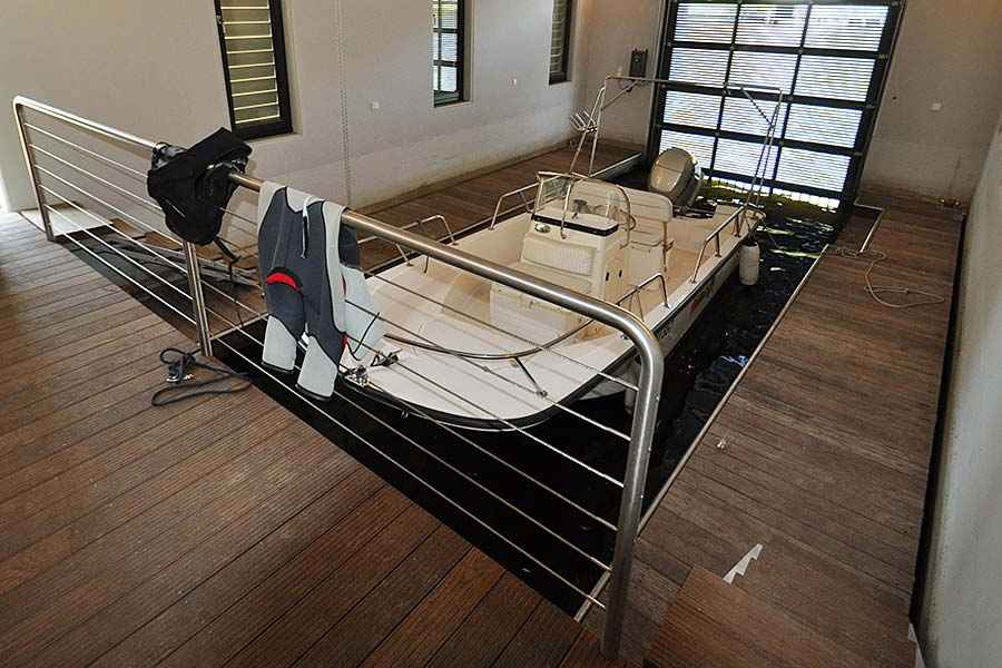 Feste Steganlage mit Schwimmstegen im Bootshaus