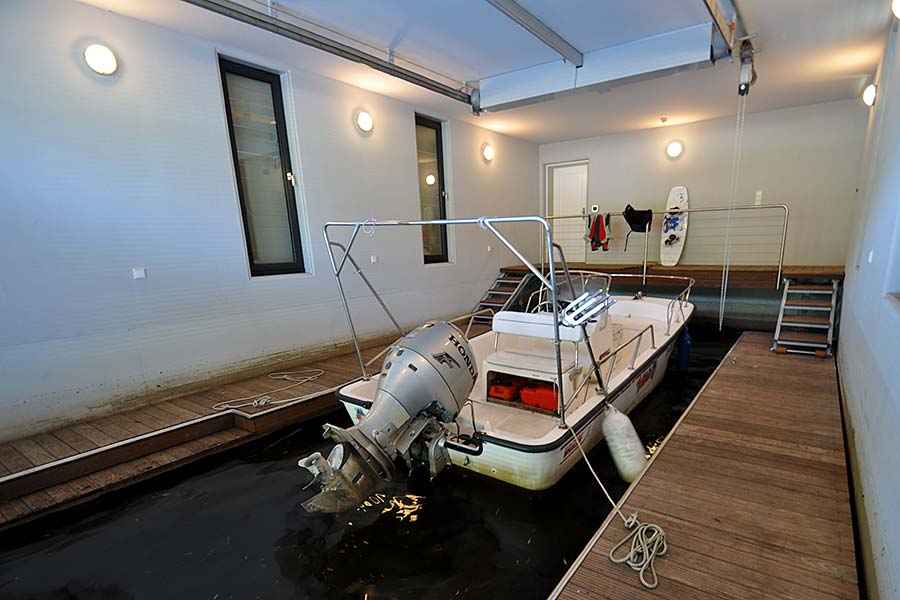 Feste Steganlage mit Schwimmstegen im Bootshaus