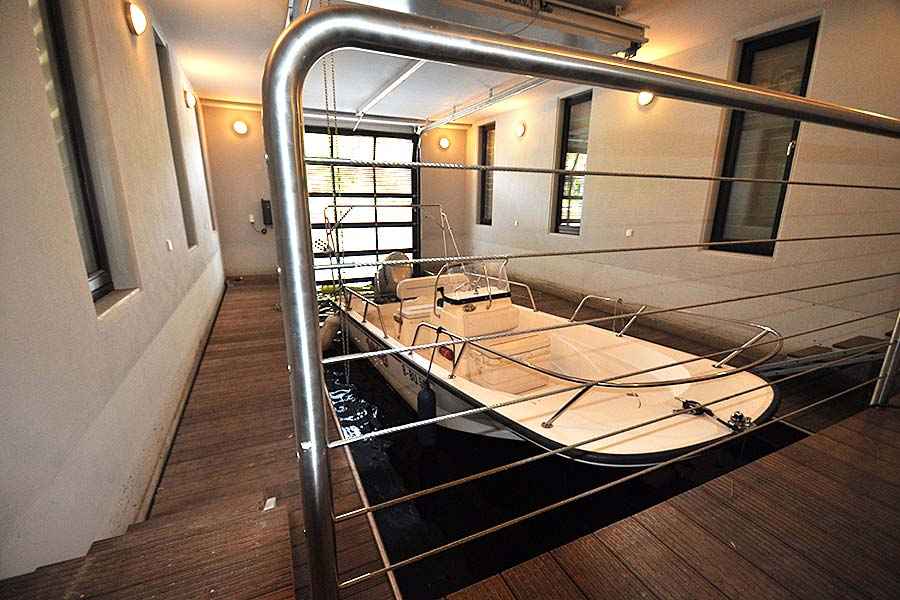 Feste Steganlage mit Schwimmstegen im Bootshaus